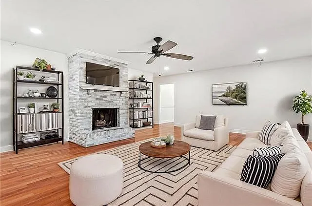 4 bed, 2.0 bath, 2030 sqft, $2,575 — Photo 4