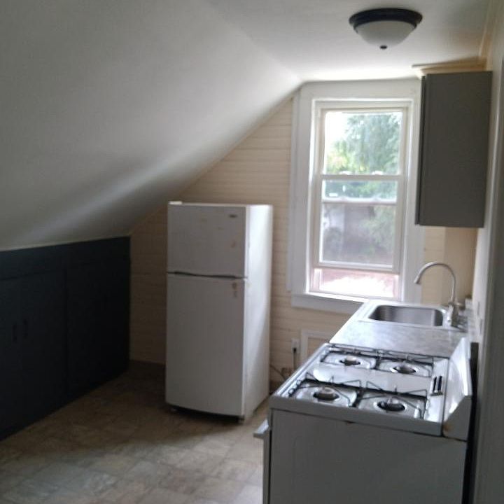 1st image of 917 W 11th St #2