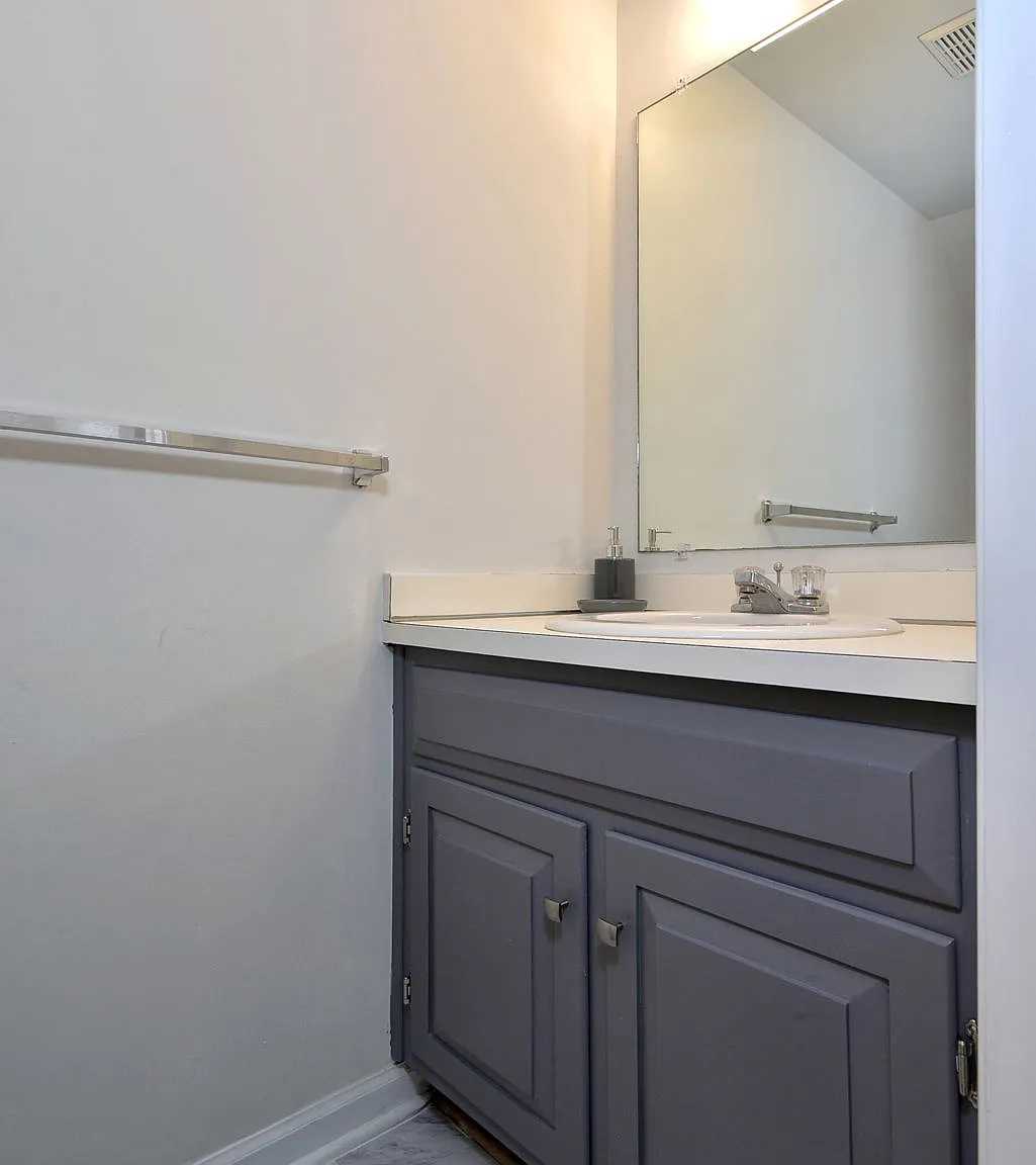 1007 N Green Dr — Photo 2