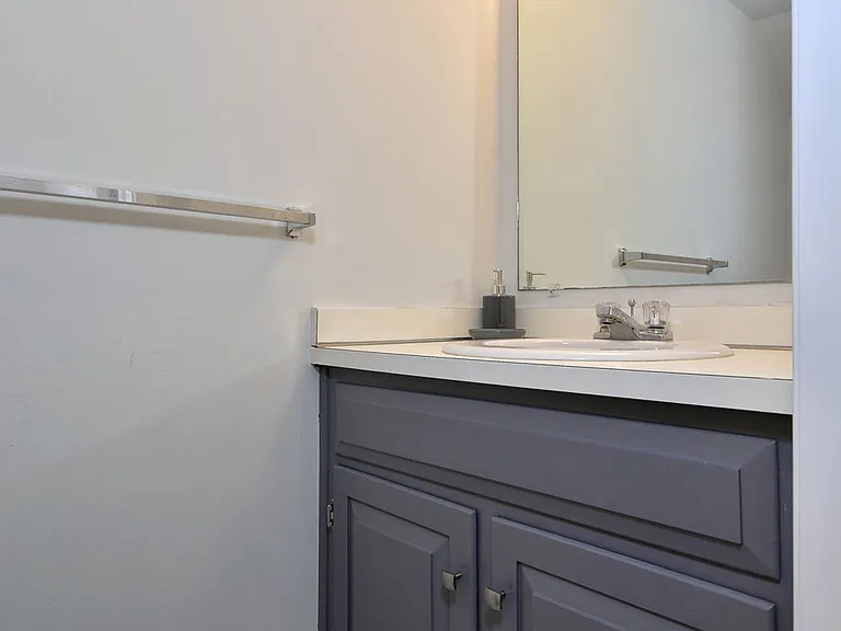1007 N Green Dr — Photo 2