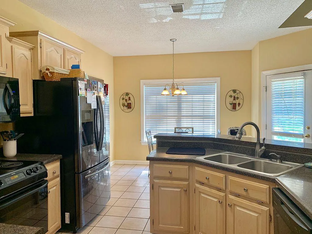 4 bed, 2110 sqft, $2,300 — Photo 4