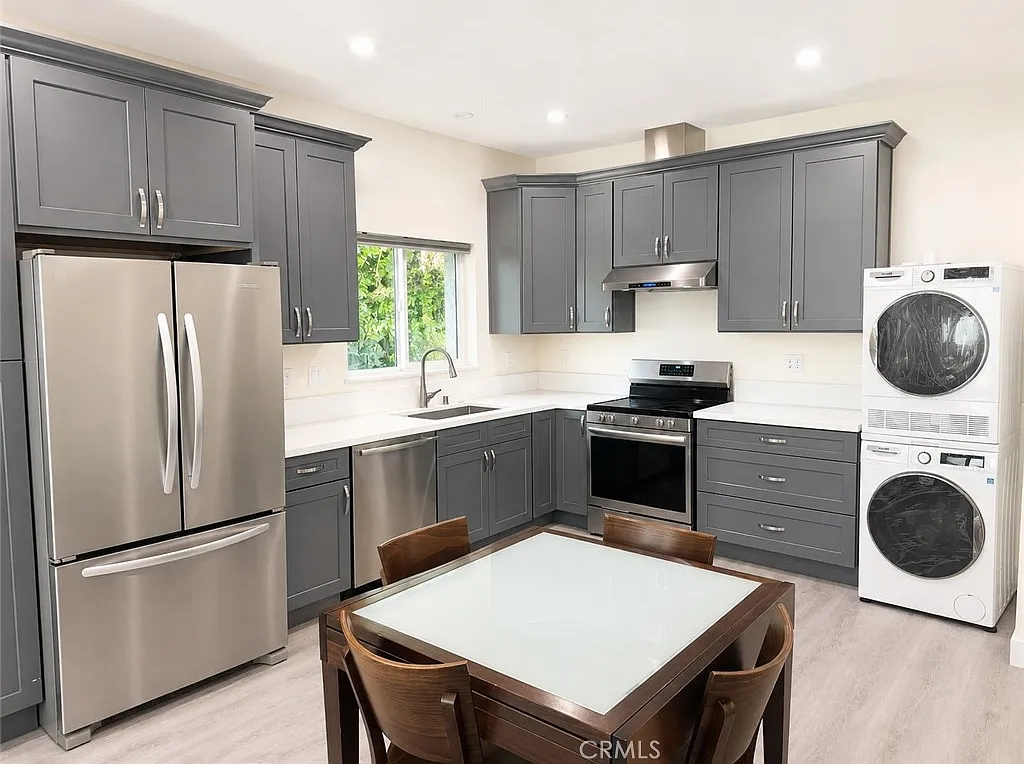 2 bed, 800 sqft, $3,000 — Photo 3