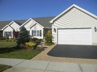 147 Rivendell Ct, Melville, NY 11747