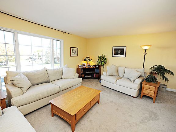 2nd image of 18 Sandalwood Ct
