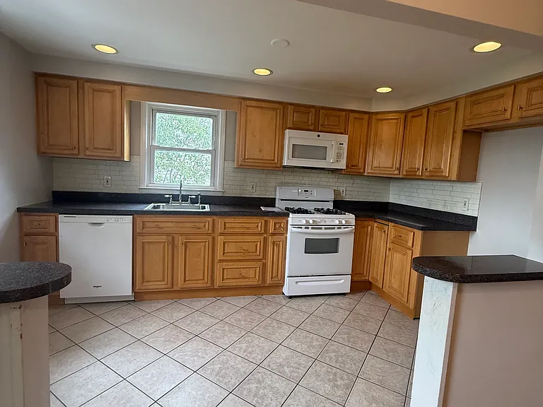 Underhill Ct — Photo 1