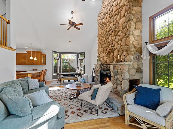 3rd image of 22443 Woodland Ln