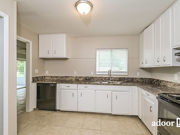 2nd image of 3216 Carleton Cir W