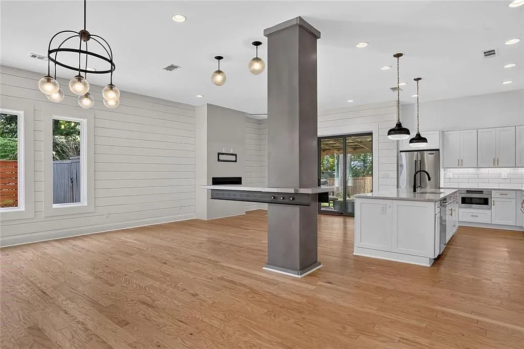 3 bed, 3.0 bath, 2454 sqft, $3,995 — Photo 4