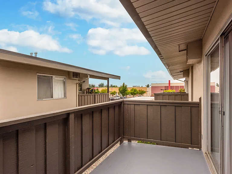 Los Robles Apartments — Photo 27