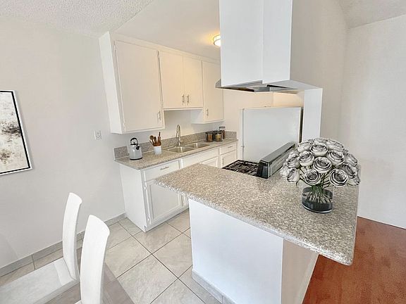 Kitchen
Vertualy staged