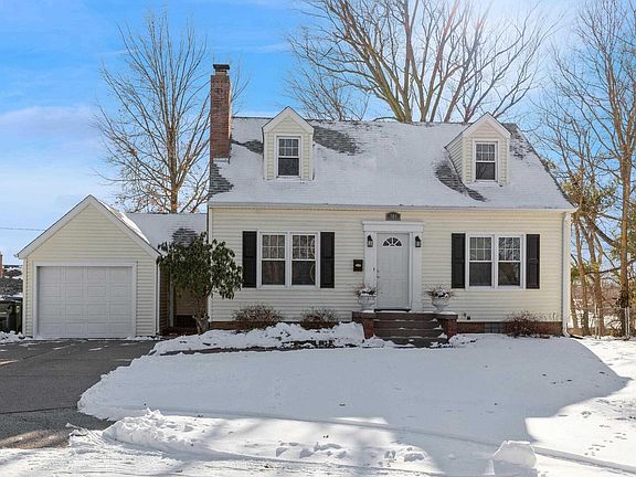 4th image of 705 Spruce Ct