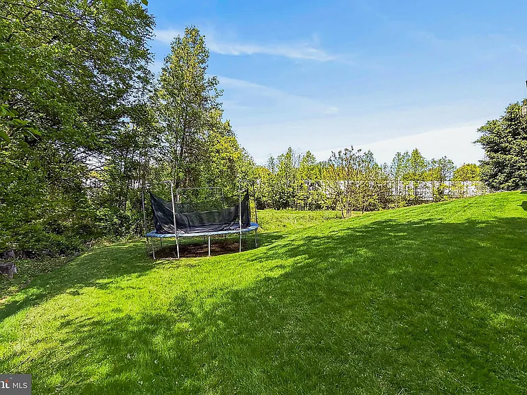 8901 Hargrove Ct — Photo 49