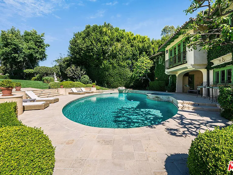 1550 Amalfi Dr — Photo 31