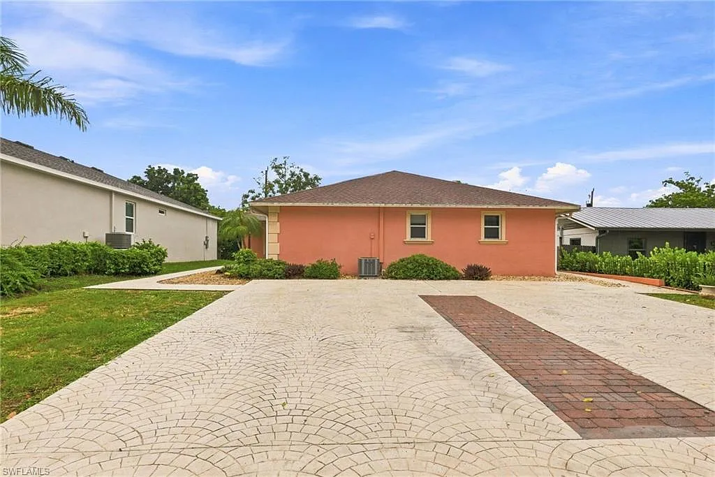 4 bed, 4.0 bath, 2500 sqft, $1,800 — Photo 1