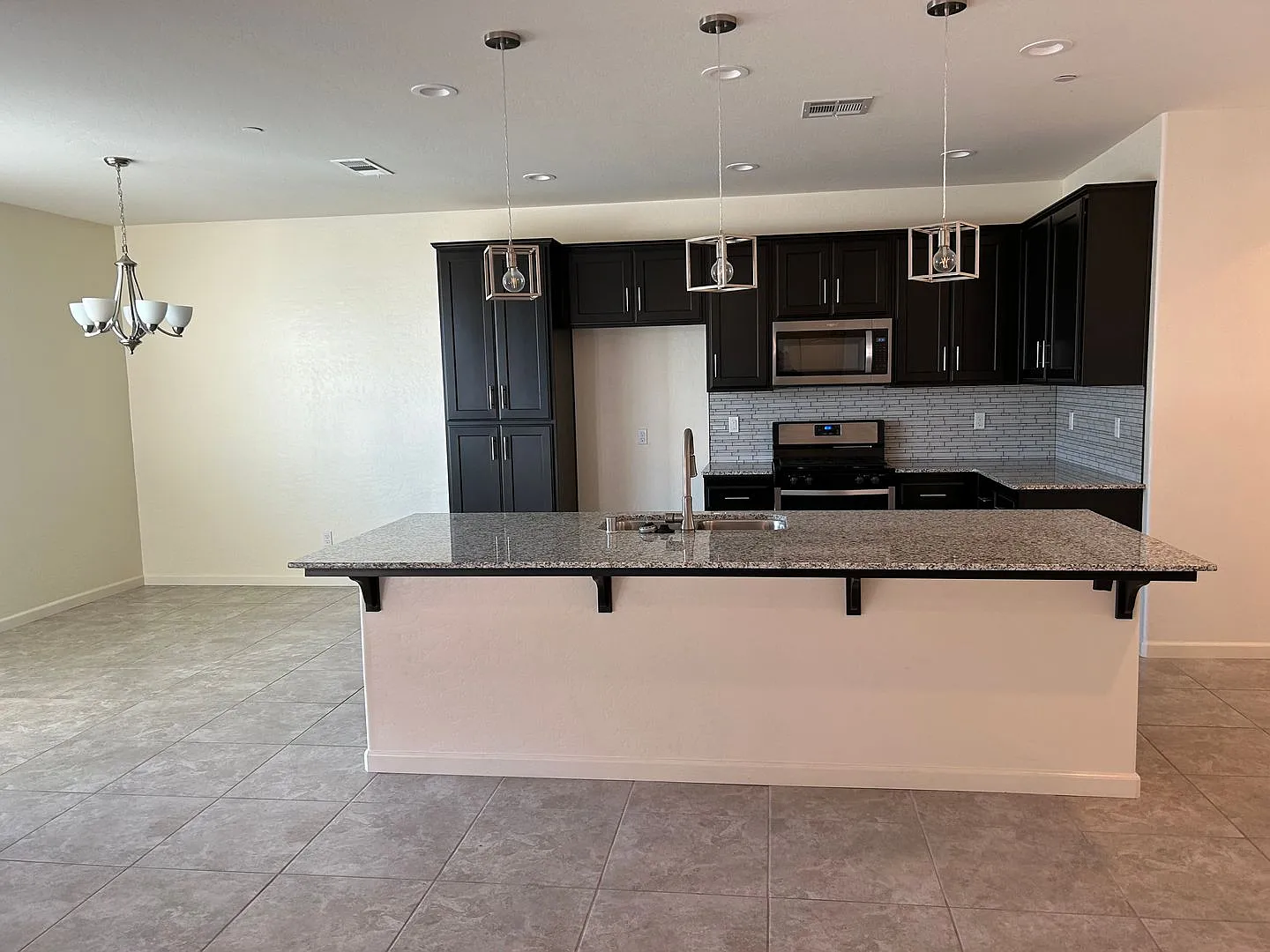 Beautiful 3 Bedroom 2 Bathroom in NW Visalia! — Photo 4