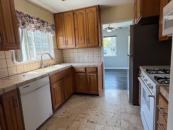 5th image of 4212 Rose Ave