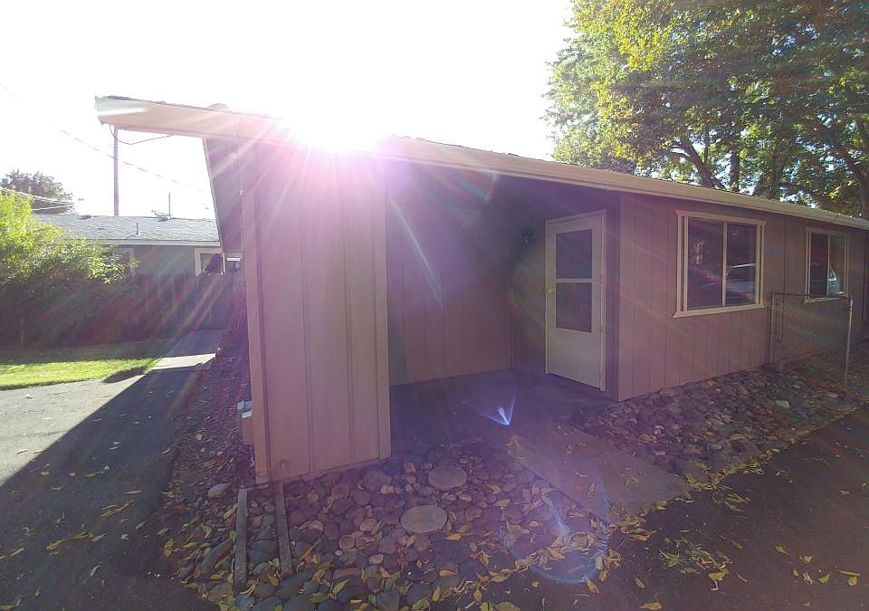 Front and back yard of Duplex