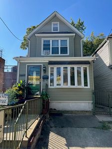 6350 Booth St, Flushing, NY, 11374