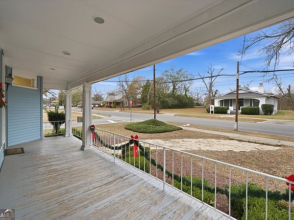 3rd image of 526 Academy Ave