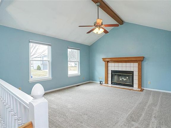 3rd image of 909 SW Hereford Dr