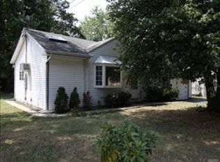 1060 Courtland Dr, Bay Shore, NY 11706