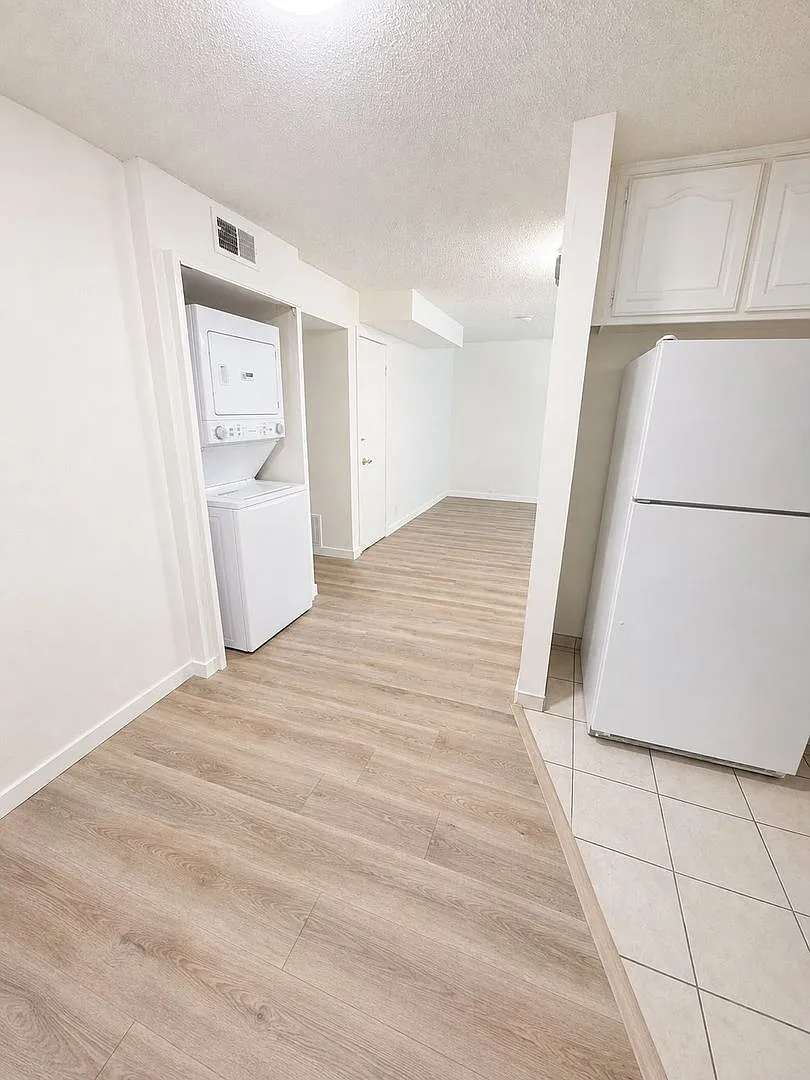 A fully furnished 3 bedroom, 2 bathroom apartment with common areas at 1823 Pelham Ave. Unit 3 — Photo 4