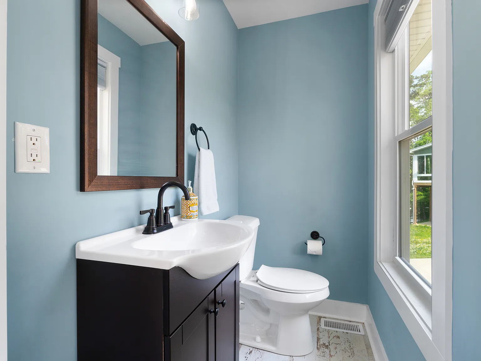 421 Pointe View Rd — Photo 4