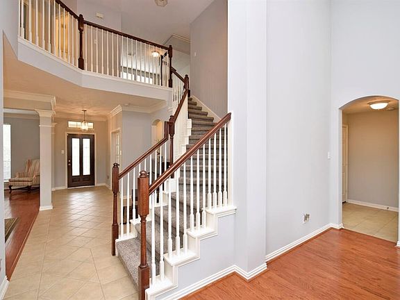 Elegant entryway. Come on in!