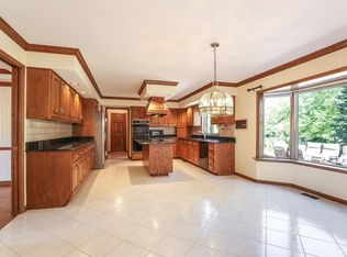 7 Cove Ct, Burr Ridge, IL 60527