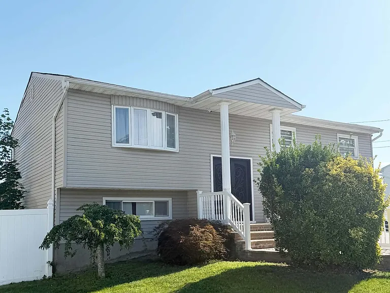 119 Spray St — Photo 1