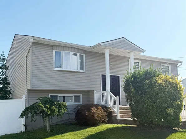 119 Spray St, Massapequa, NY 11758