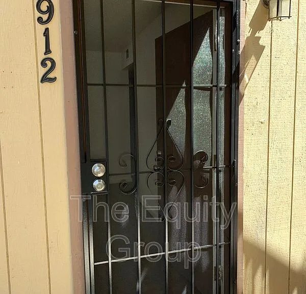 3912 W Meadow Ave — Photo 2