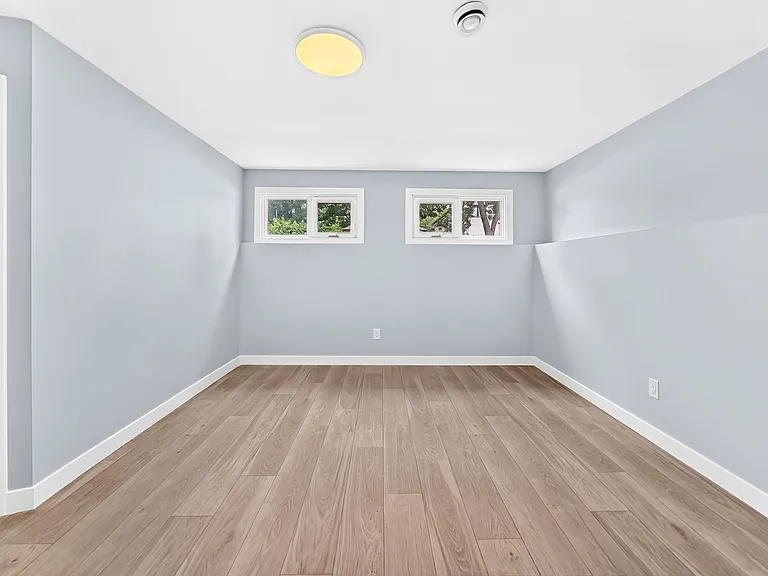 64 Riverton Ave — Photo 12