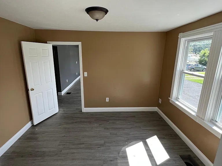 528 Reed Rd #F — Photo 6