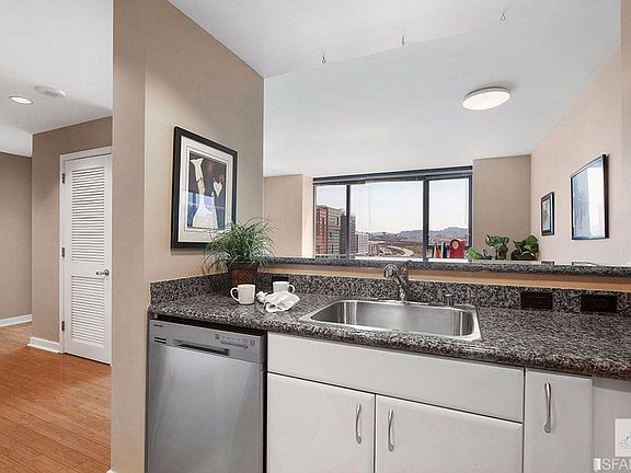 5th image of 260 King St Unit 741