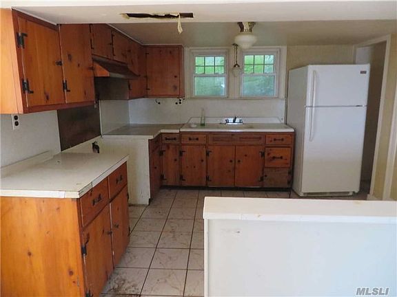 3rd image of 19 Irving Ct