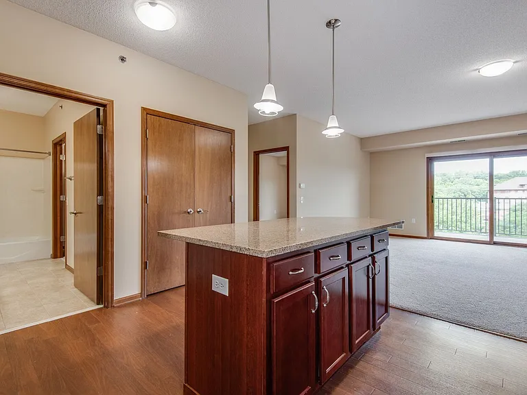 Oaks Glen Lake Apartments — Photo 5