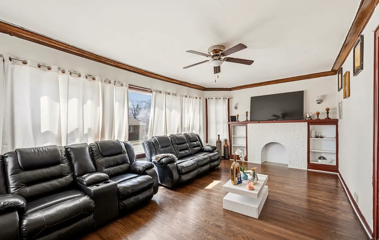 5 bed, 2336 sqft, $3,700 — Photo 3