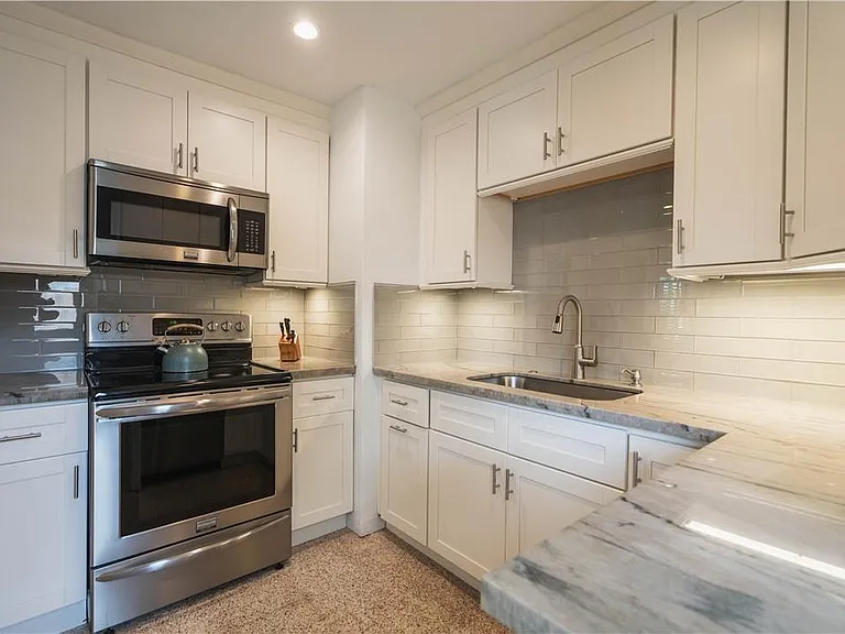 240 NE 25th Ave — Photo 6