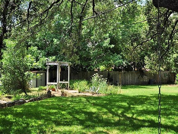 4th image of 1700 Oakridge Dr