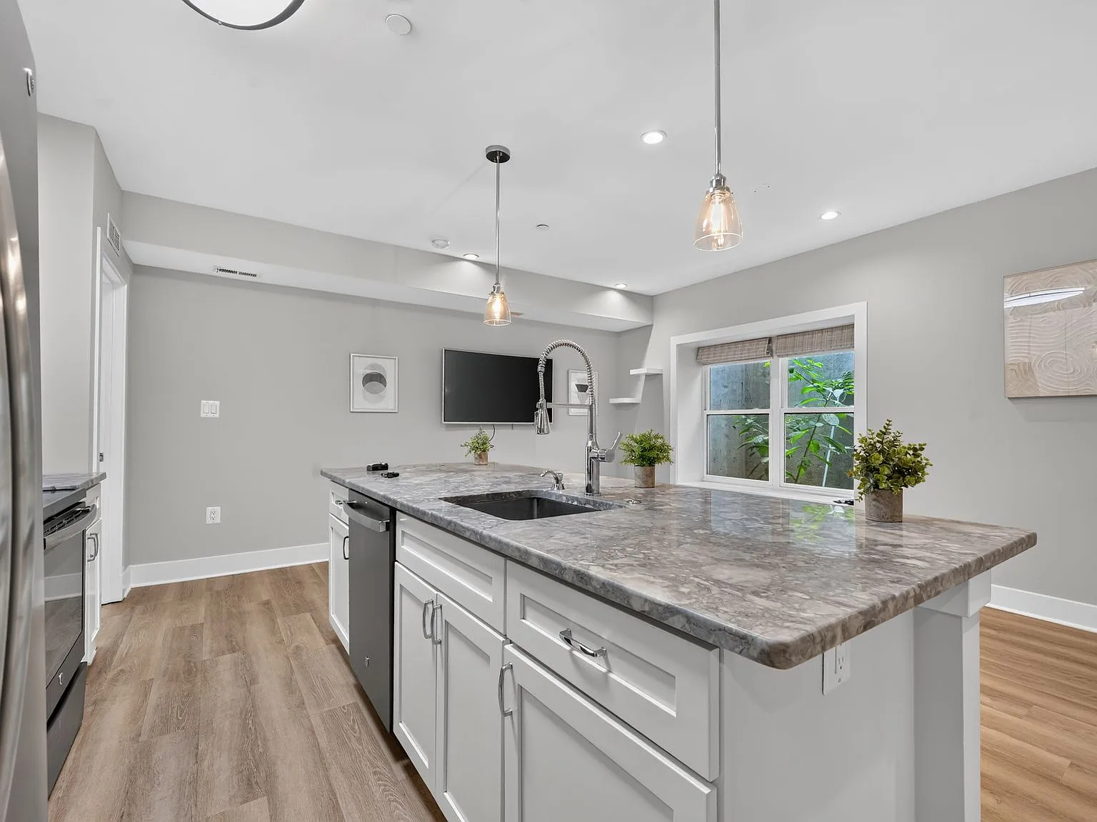 2 bed, 884 sqft, $2,400 — Photo 4