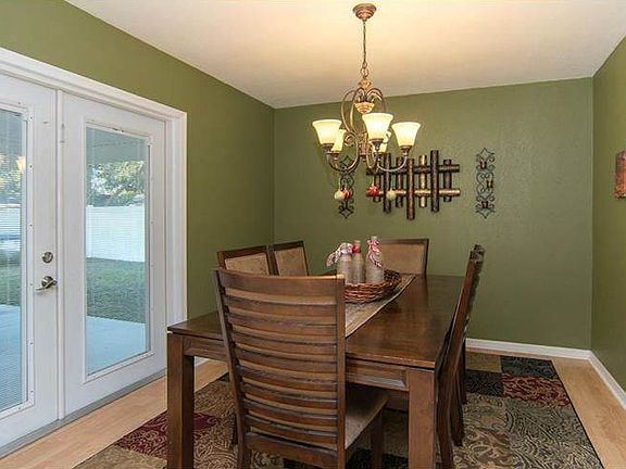 7275 Oynx dining room