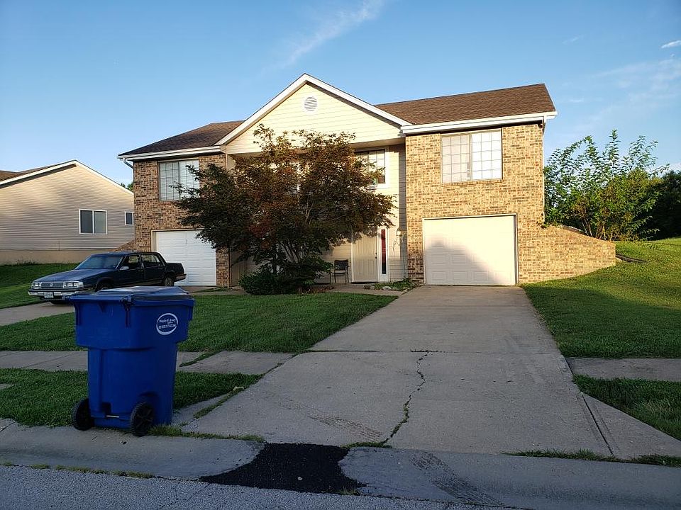 Large 2 Bedroom 1 Bathroom w/ 1 Car Garage!