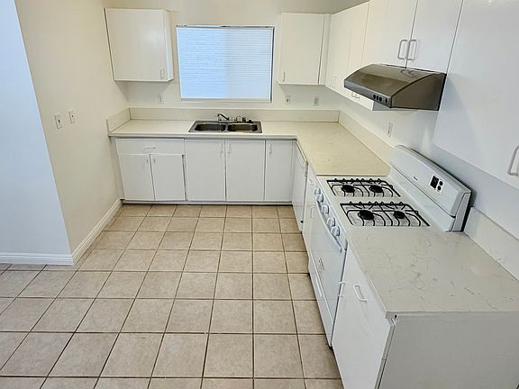 5th image of 2253 N Niagara St #C