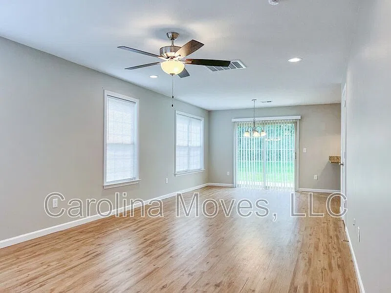 4 bed, 2.5 bath, 1642 sqft, $1,995 — Photo 4