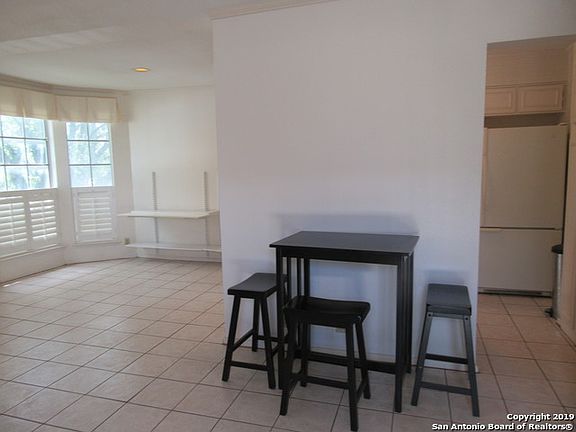 5th image of 211 W Mistletoe Ave APT B
