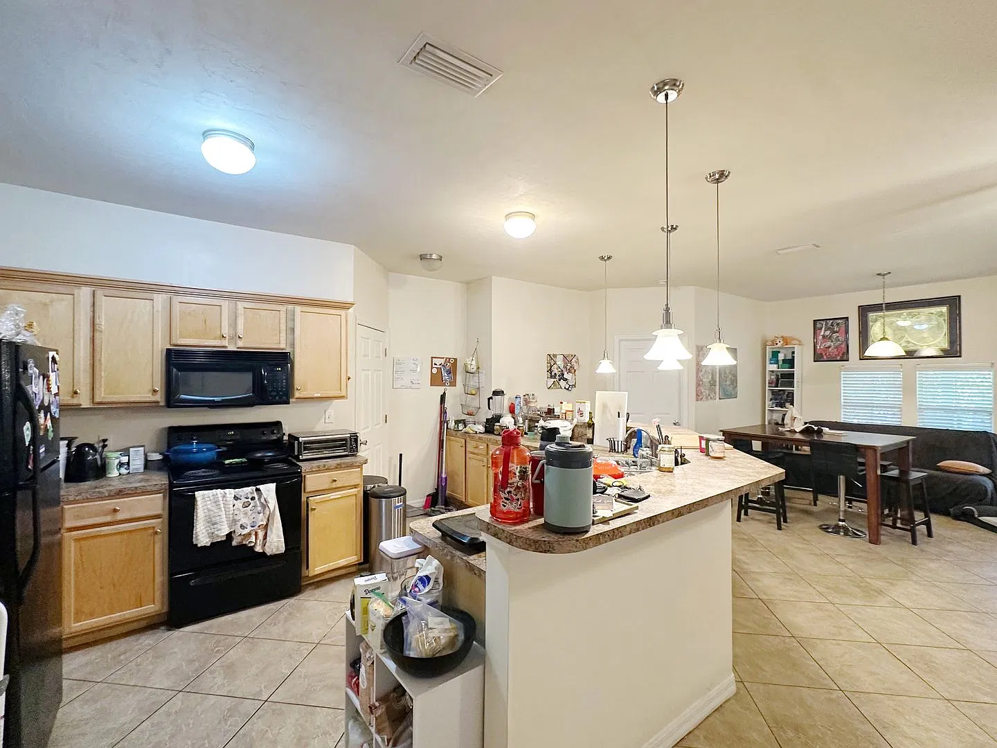 Spacious 3-Bed, 2-Bath House - Walk, Ride, or Bike to UF! — Photo 2