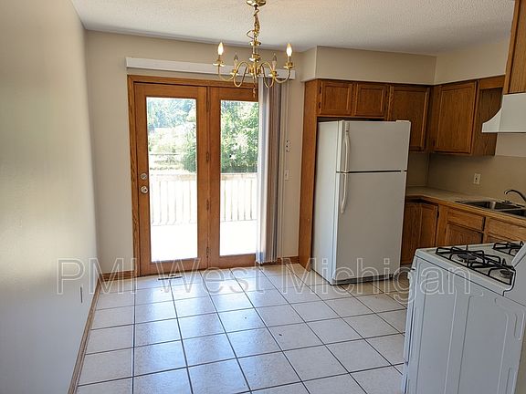 2nd image of 400 60th St SE