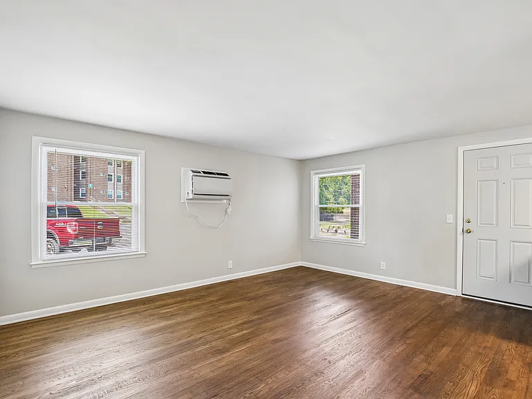 Roberts Park Apartments — Photo 17
