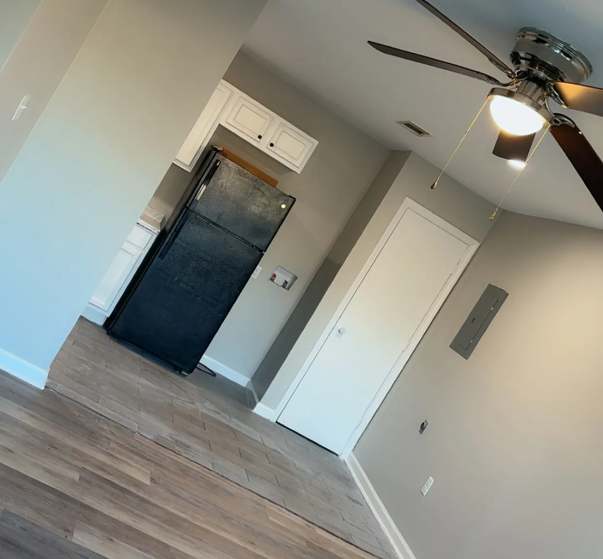 3 bed, 1.5 bath, 800 sqft, $950 — Photo 2